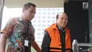 Tersangka Direktur PT Moderna Teknik Perkasa, Susilo Prabowo (kanan) tiba di Gedung KPK, Jakarta, Kamis (2/8). Susilo kembali diperiksa terkait dugaan suap proyek infrastruktur di Kabupaten Tulungagung dan Kota Blitar. (Liputan6.com/Herman Zakharia)