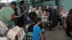 Warga Negara Indonesia (WNI) yang baru saja dievakuasi dari Lebanon setelah serangan udara Israel mendorong barang-barang mereka ke dalam troli setibanya di Bandara Internasional Soekarno-Hatta di Tangerang, Banten, Senin 7 Oktober 2024. (AP Photo/Tatan Syuflana)