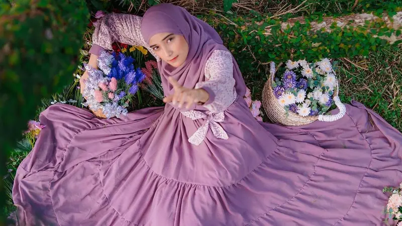 FOTO: Gaya Pemotretan Nadya Mustika Berteme Kebun, Memesona