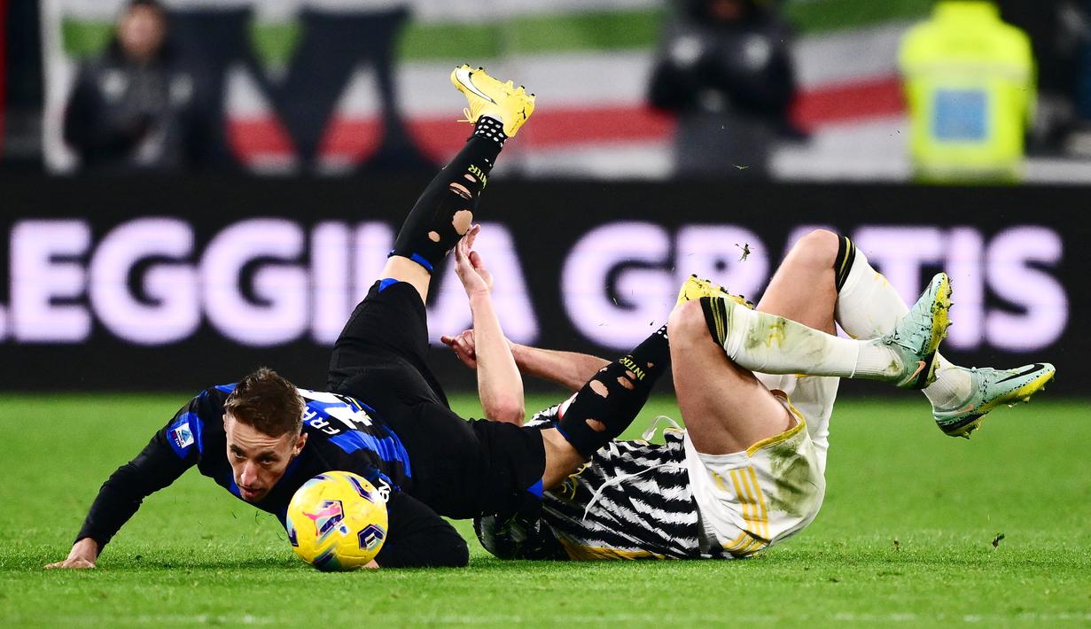 Pemain Inter Milan, Davide Frattesi, terjatuh saat berebut bola dengan pemain Juventus, pada laga pekan ke-13 Serie A 2023/2024 di Allianz Stadium, Senin (2/11/2023). Dengan hasil imbang ini, Juve sekarang mengemas 30 angka dan berada di peringkat kedua. Sementara Inter masih bertahan di posisi puncak klasemen dengan raihan 32 angka. (AFP/Marco Bertorello)