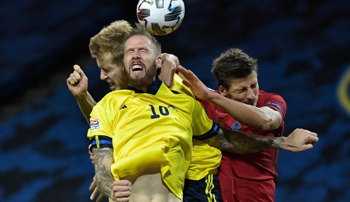 Gelandang timnas Swedia, Emil Forsberg berebut bola dengan pemain timnas Portugal, Pontus Jansson dan Ruben Dias pada laga UEFA Nations League A Group 3 di Friends Arena, Selasa (8/9/2020). Portugal kalahkan Swedia 2-0 lewat sepasang gol yang dicetak Cristiano Ronaldo (Janerik Henriksson /TT via AP)