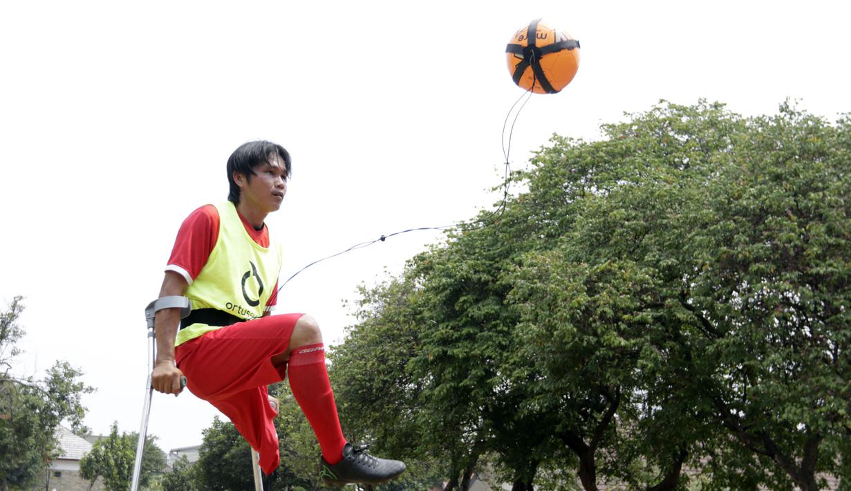 Tim Garuda INAF yang merupakan pesepak bola amputan berlatih di Lapangan R.S Suyoto, Jakarta, Sabtu (12/10). Kunjungan ini dilakukan untuk memberi dukungan kepada Tim Garuda INAF jelang Piala Asia Amputee Football 2020. (Bola.com/Vitalis Yogi Trisna)