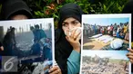 Sejumlah wanita membawa poster saat menggelar aksi mengecam serangan Arab Saudi terhadap Yaman di Kedutaan Besar Arab Saudi, Jakarta, Selasa (11/10). (Liputan6.com/Faizal Fanani)