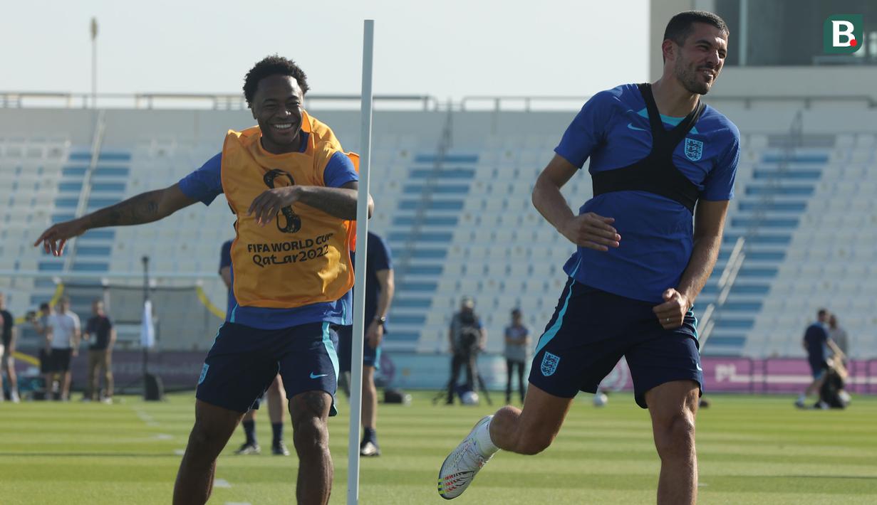 Pemain Inggris, Raheem Sterling (kiri) dan Conor Coady saat sesi latihan Timnas Inggris untuk Piala Dunia 2022 yang berlangsung di Al Wakrah Sports Complex, Qatar, Kamis (24/11/2022). (Bola.com/Ade Yusuf Satria)
