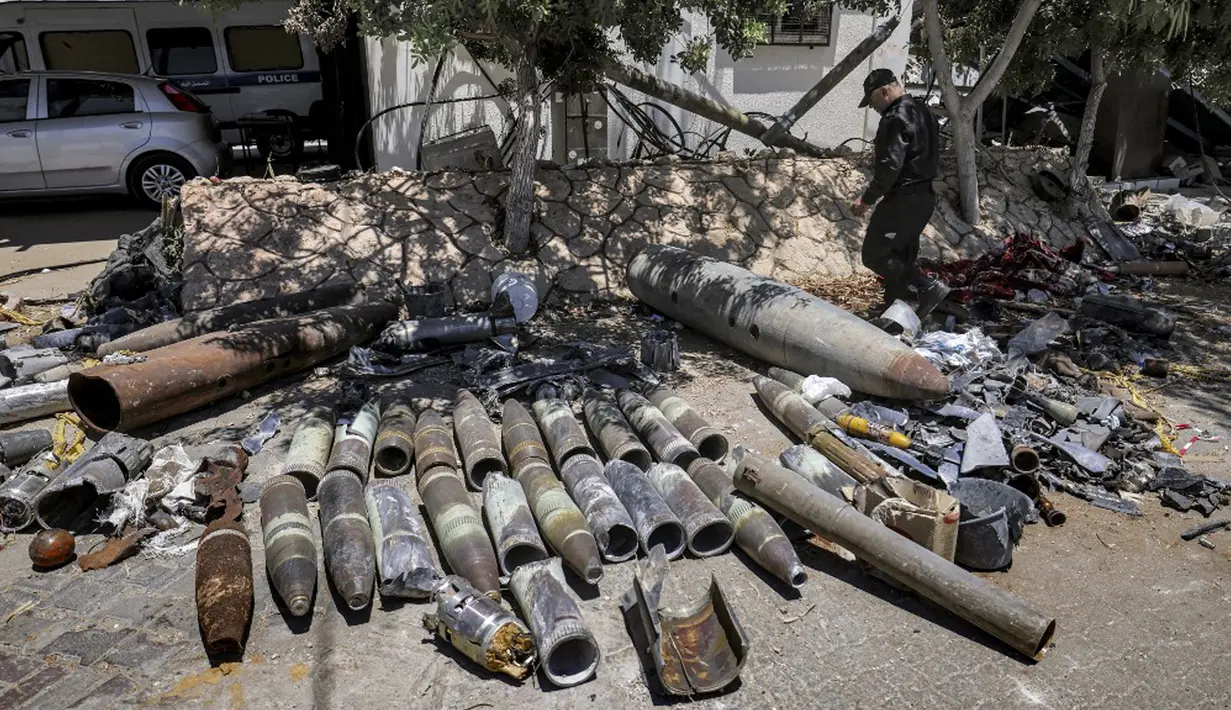 Pakar bahan peledak Hamas meletakkan proyektil yang tidak meledak setelah konflik Mei 2021 dengan Israel di kantor polisi setempat di Kota Gaza, Sabtu (5/6/2021). Perang 11 hari antara Hamas dan Israel menewaskan 254 orang Palestina dan 12 orang Israel. (MAHMUD HAMS/AFP)
