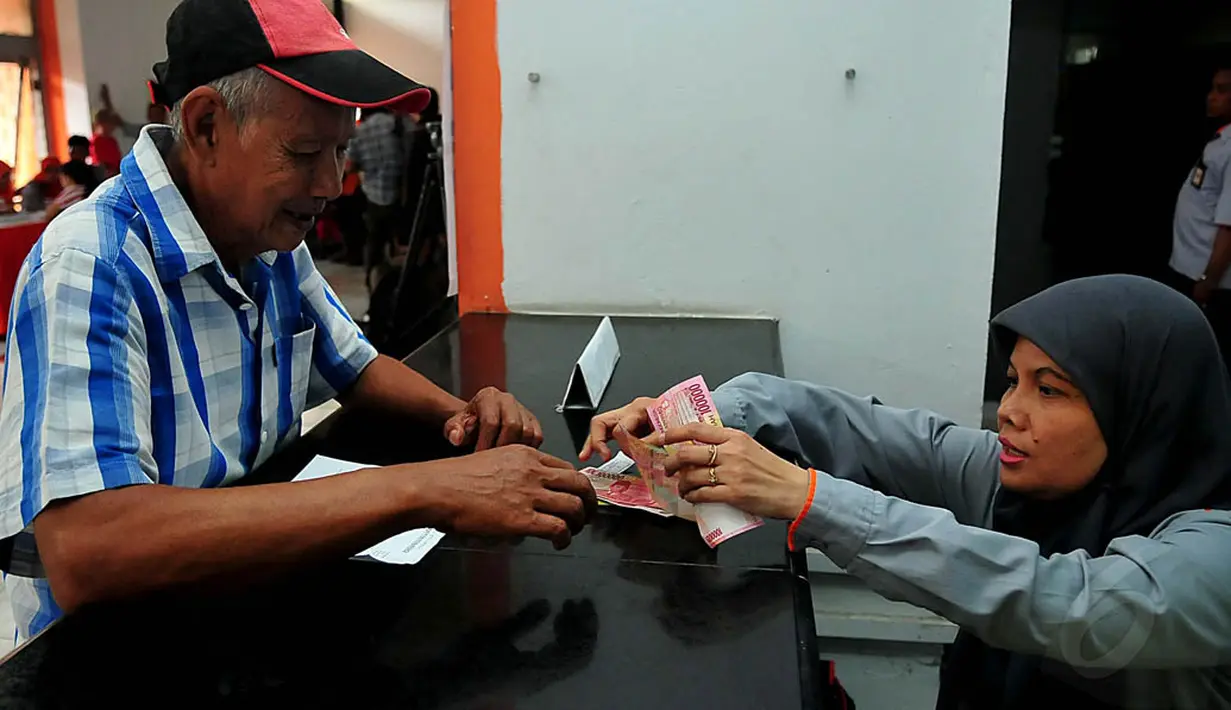 Warga menerima dana Program Simpanan Keluarga Sejahtera (PSKS) di Kantor Pos Rawamangun, Jakarta, Rabu (19/11/2014). (Liputan6.com/Johan Tallo)
