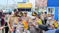 Kakorlantas Polri bersama Kapolda Metro Jaya saat meninjau kegiatan check point di perbatasan Kota Bekasi-Jakarta, Selasa (28/4/2020). (Liputan6.com/Bam Sinulingga)