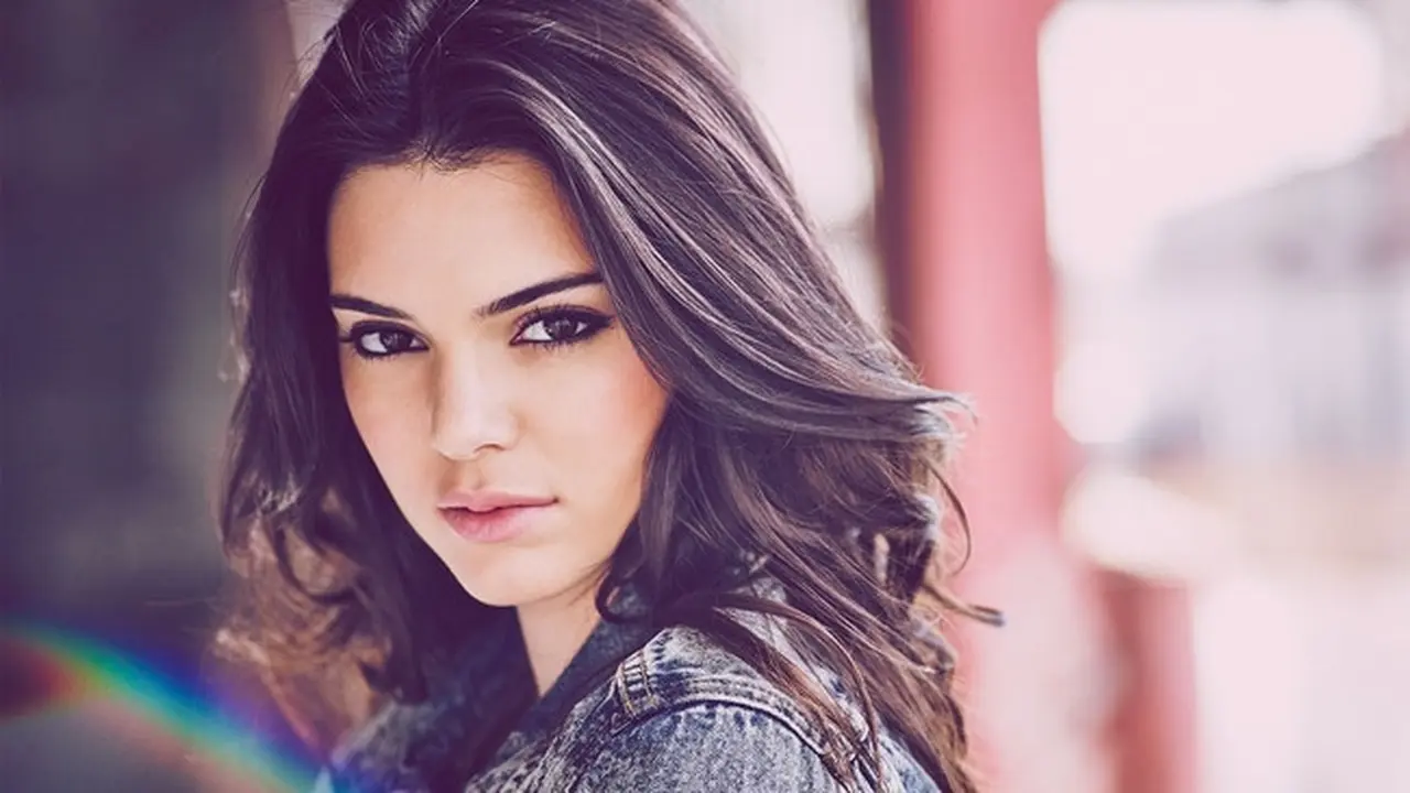 Sensualnya Gaya Busana Pamer Puting Kendall Jenner