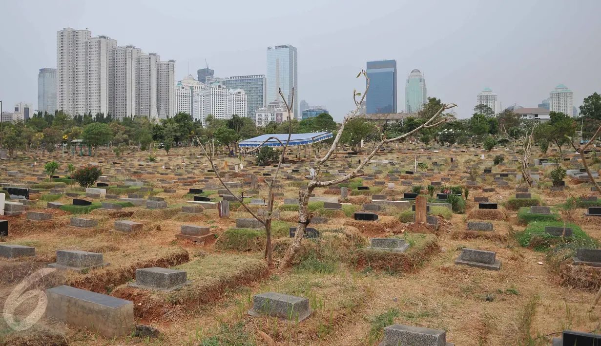 Kondisi makam di Tempat Pemakaman Umum (TPU) Karet Bivak, Jakarta, Rabu (7/10/2015).  Pengamat Tata Kota dari Universitas Trisakti Nirwono Yoga memprediksi DKI Jakarta akan mengalami krisis lahan makam pada 2017. (Liputan6.com/Gempur M Surya)