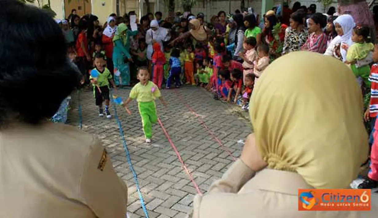 Citizen6, Surabaya: Dalam rangka memperingati hari Kartini, Paguyuban Bunda PPT dan TP.PKK menggelar lomba gebyar paud sekelurahan Bulak, Selasa pagi (19/4). Tampak anak-anak sedang mengikuti lomba kecepatan menaruh bendera. (Pengirim: Ahmad)