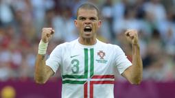Pepe (Portugal) – Pemain berdarah Brazil-Portugal ini menjadi pemain tertua di perhelatan Euro 2020 (Euro 2021). Ia lahir pada tahun 1983 dan tahun ini menginjak usia 38 tahun. Pengalamannya telah malang melintang, termasuk pernah membela club yang berjuluk Los Merengues. (Foto: AFP/Jeff Pachoud)
