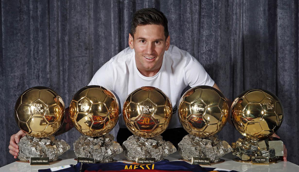 Pada awal Januari, Lionel Messi memulai tahun dengan mendapatkan penghargaan FIFA Ballon d'Or menyingkirkan pesaingnya Cristiano Ronaldo. Sepanjang kariernya bintang Barcelona itu sudah mengoleksi lima trofi Ballon d'Or. (AFP/Miguel Ruiz)