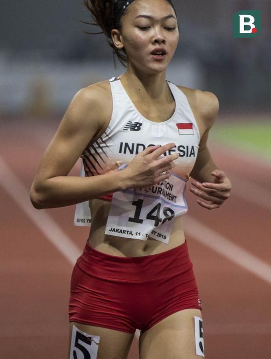 Pelari Indonesia, Ulfa Silviana, saat tampil pada Invitation Tournament Asian Games 2018 cabang atletik nomor 200 m di SUGBK, Jakarta, Selasa (13/2/2018). Meski kalah dirinya memecahkan rekor pribadi dengan 24,86 detik. (Bola.com/Vitalis Yogi Trisna)