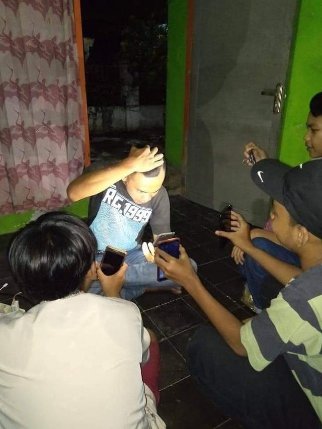 6 Aksi Absurd Remaja Komplek Saat Kumpul Ini Bikin Tepuk Jidat