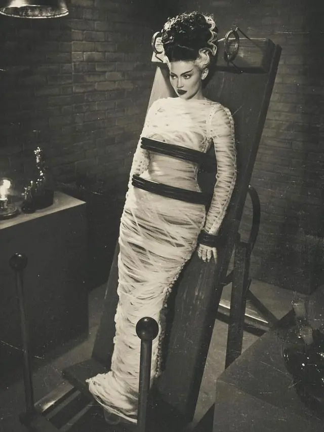 8 Gaya Seleb Dunia Rayakan Halloween Pakai Kostum Unik, Kim Kardashian Jadi Mystique di Film X-Man