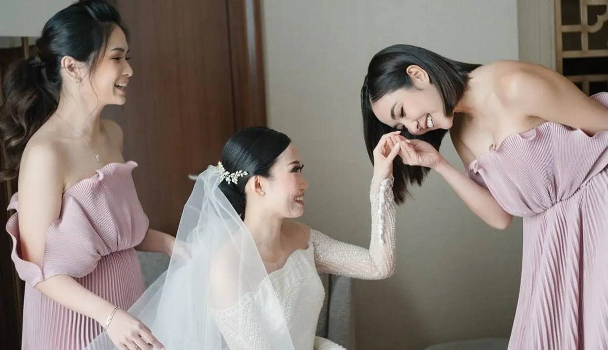 Untuk acara pernikahan tersebut, Gisella Anastasia mengenakan dress merah muda dengan potongan yang indah bagaikan bunga. Pesona cantiknya kian terpancar dengan makeup flawless dan rmabutnya dibiarkan terurai.(Liputan6.com/IG/@gisel_la)