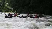 Kegiatan wisata alam river tubing menyusuri Sungai Klawing sedang tren di Purbalingga, Jawa Tengah. (Liputan6.com/Gun ES)