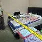 Barang bukti narkoba saat polisi menggerebek pabrik ekstasi di Perumahan Pluit Timur Blok U Selatan no.64, Jakut. Polisi mengamankan empat tersangka beserta barang bukti 46.000 butir ekstasi.(Antara)