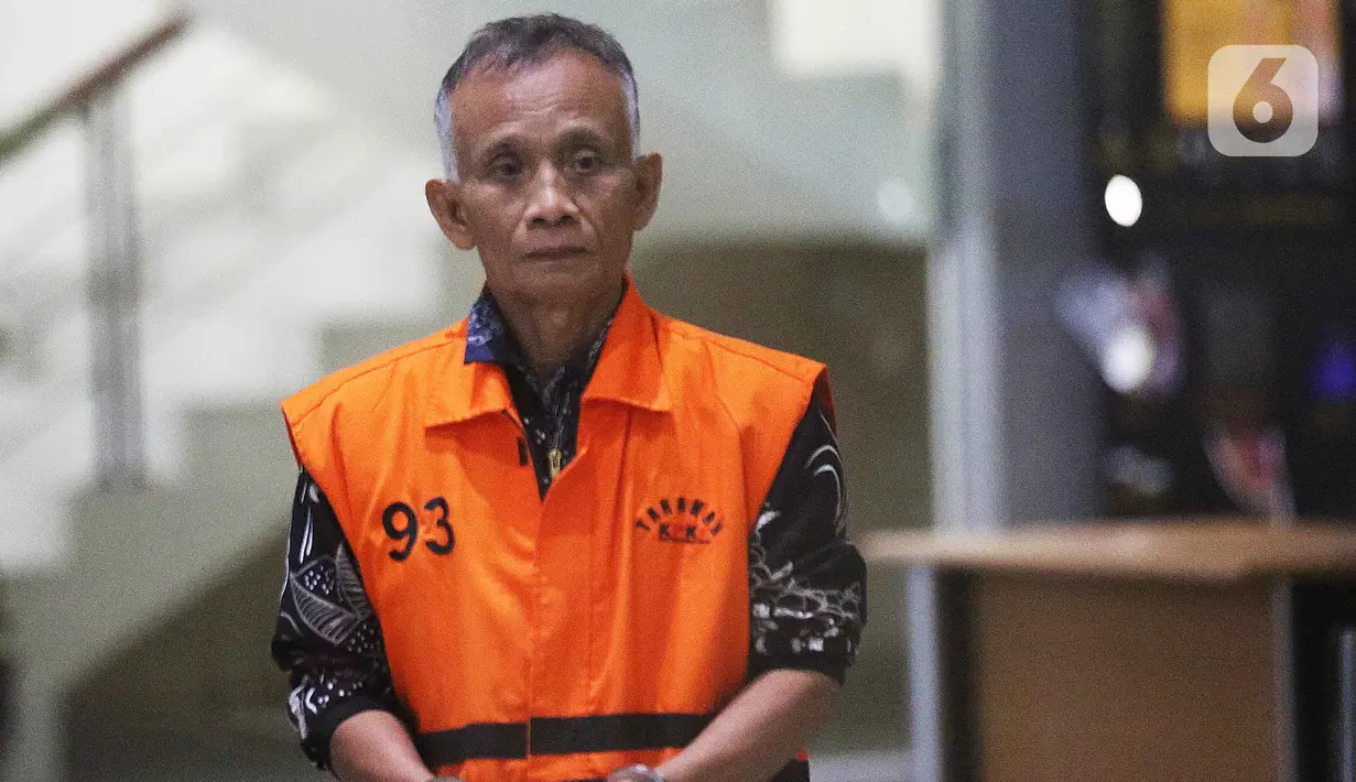 Saat itu, HM Kunang menjabat sebagai Kepala Desa Sukadami, Kecamatan Cikarang Selatan, Kabupaten Bekasi, Jawa Barat. Tampak dalam foto, tersangka kasus dugaan suap ijon proyek di lingkungan Pemerintah Kabupaten Bekasi, HM Kunang berjalan keluar Gedung Merah Putih Komisi Pemberantasan Korupsi, Jakarta, Rabu (8/4/2026). (Liputan6.com/Helmi Fithriansyah)