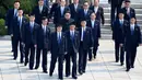Pemimpin Korea Utara Kim Jong-un dikelilingi para pengawal saat akan bertemu Presiden Korea Selatan Moon Jae-in dalam KTT Korea Selatan-Korea Utara di zona demiliterisasi, Panmunjom, Korea Selatan, Jumat (27/4). (Korea Summit Press Pool/AP)