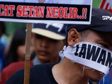 Sejumlah demonstran dari berbagai elemen mahasiswa berunjuk rasa di depan Gedung Wakil Presiden, Jakarta, Senin (18/01/2016). Mereka mendesak pemerintah untuk tidak melanjutkan kontrak karya dengan PT Freeport. (Liputan6.com/Gempur M Surya)