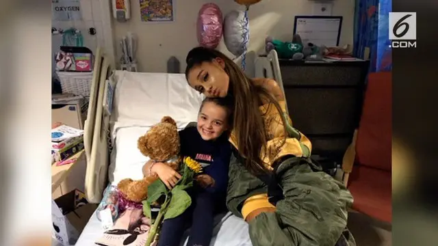 Bintang pop Ariana Grande membesuk penggemarnya yang cedera di Manchester Arena.