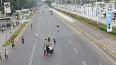 Warga memanfaatkan kondisi lengang sebagian ruas jalan Jenderal Sudirman untuk berfoto, Jakarta, Minggu (27/10/2019). Sebagian ruas Jalan Jenderal Sudirman dialihkan akibat  berlangsungnya Karnaval Kendaraan Listrik yang bertajuk Jakarta Langit Biru. (Liputan6.com/Helmi Fithriansyah)