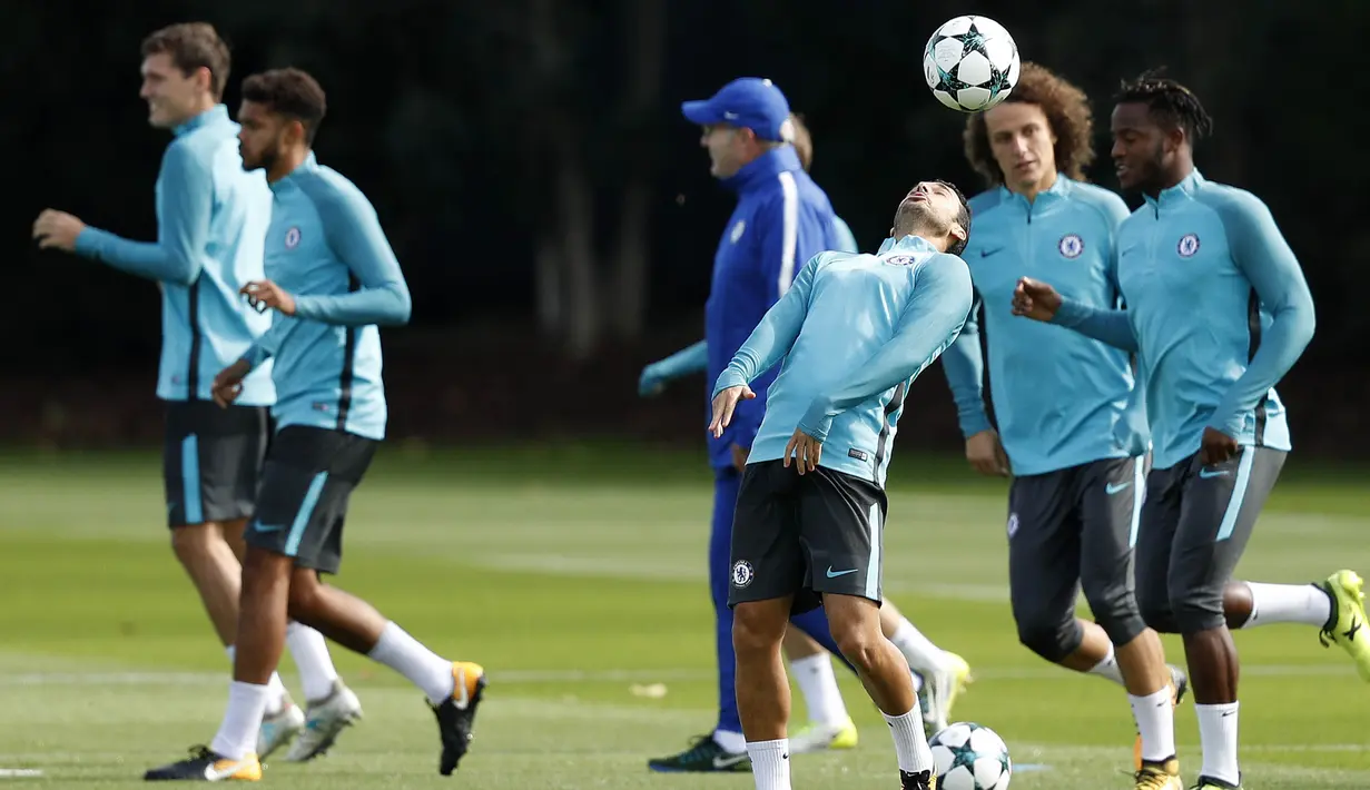Gelandang Chelsea, Pedro, mengontrol bola dengan kepala saat mengikuti sesi latihan jelang laga Liga Champions di London, Senin (11/9/2017). Chelsea akan berhadapan dengan  FQ Qarabag. (AFP/Adrian Dennis)