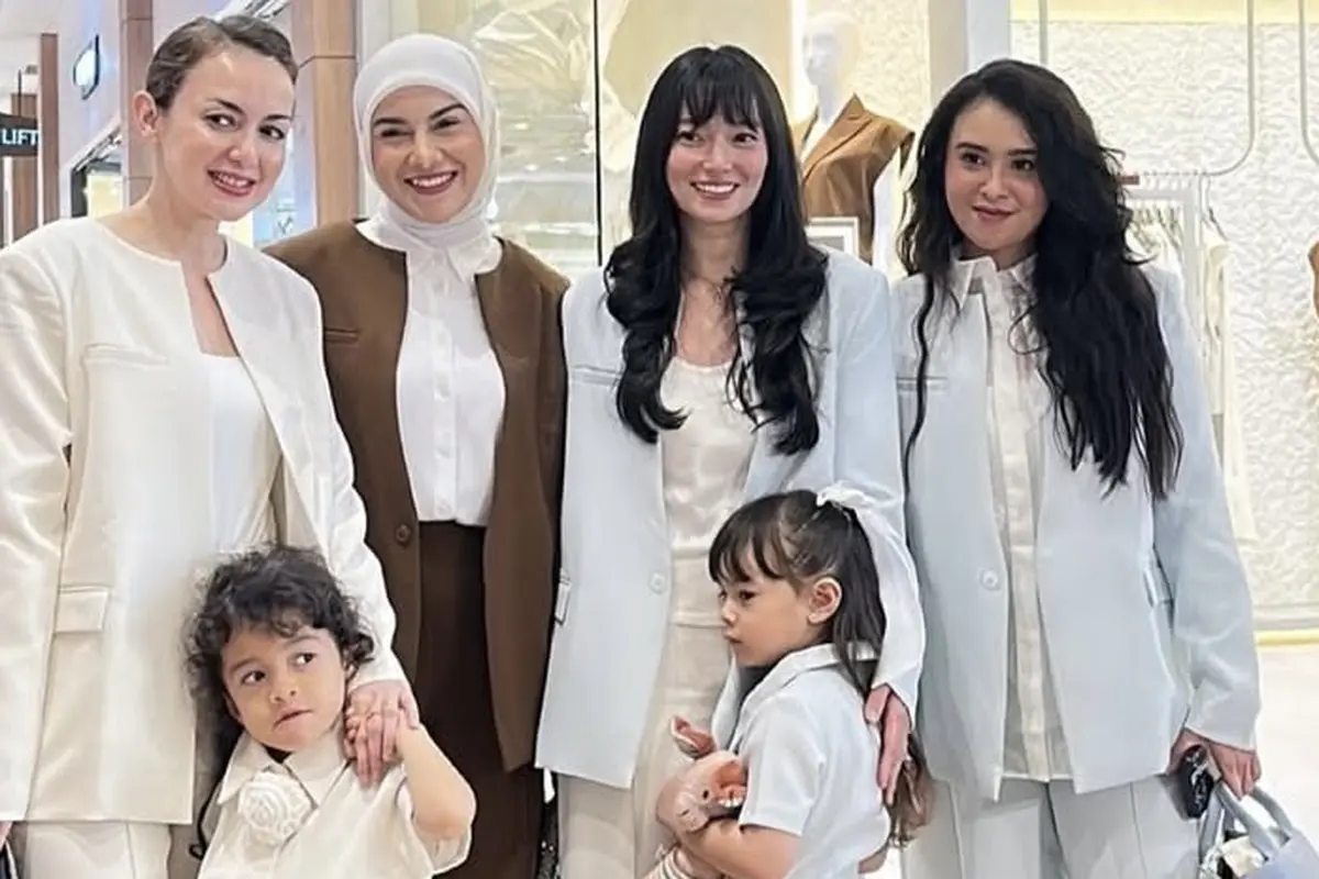 8 Artis Tampil dengan Gaya Office Look dari Koleksi Busana Chelsea Olivia dari Irish Bella hingga Asmirandah