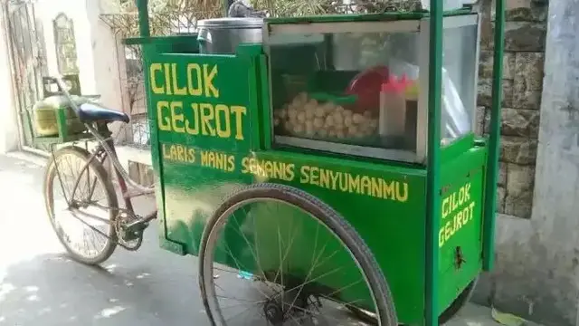 6 Potret Tulisan Nyeleneh Jualan Tahu Gejrot Ini Bikin Mikir Sebelum Beli