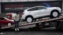 Mobil dikirim untuk pameran Auto China 2020 yang akan digelar di Beijing, Kamis (24/9/2020). Ajang Beijing International Automotive Exhibition 2020 (Auto China 2020) digelar mulai 26 September 2020 - 5 Oktober 2020 mendatang. (AP Photo/Ng Han Guan)