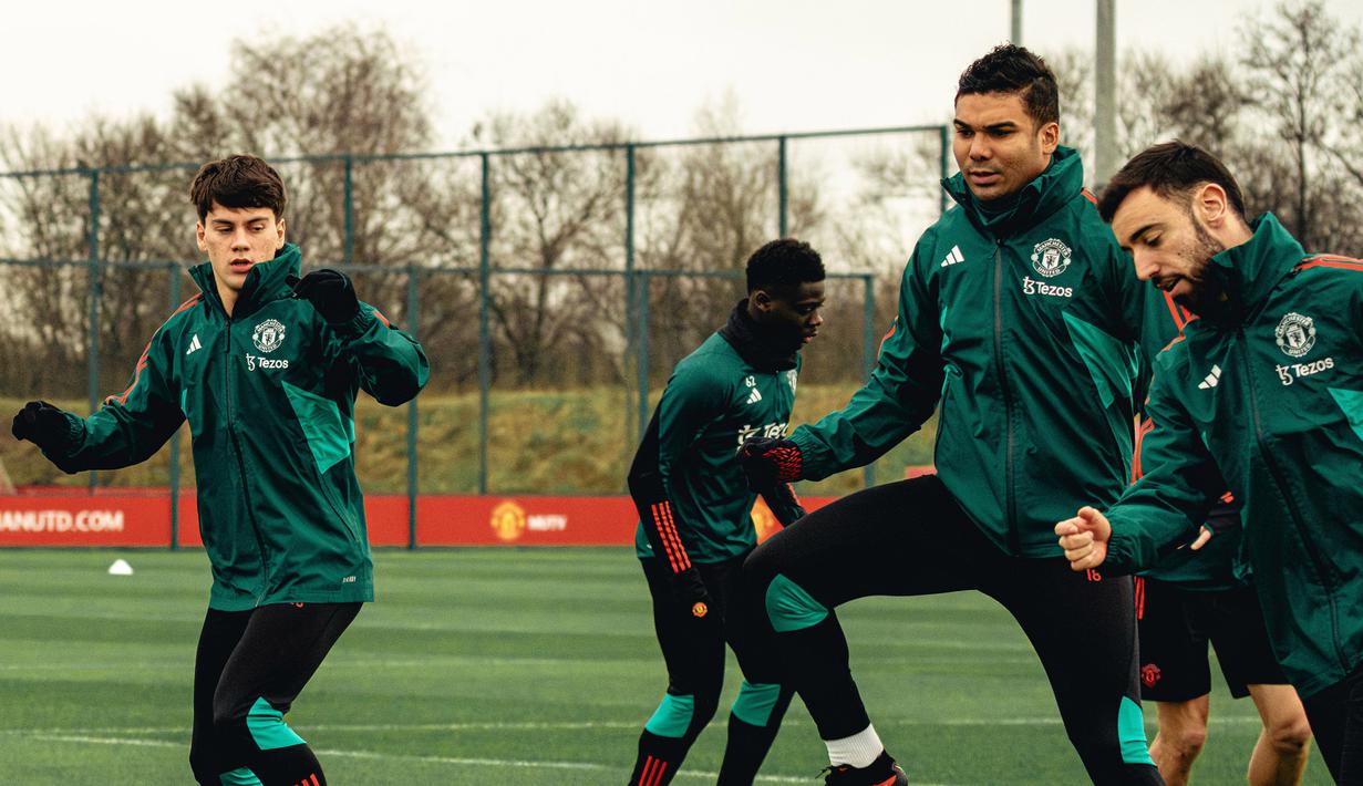Pemain MU,Casemiro (dua kanan) dan Bruno Fernandes (kanan) tengah melakukan latihan di Carrington setelah cukup lama absen dari skuat, Kamis (4/1/2024). (X/ManUtd)