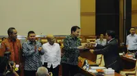 Wakil Ketua DPR Fadli Zon (kanan) memberikan palu sidang kepada Ketua Komisi III terpilih Aziz Syamsudin dari Fraksi Golkar (kedua kanan) di Jakarta, Rabu (29/10/2014). (Liputan6.com/Andrian M Tunay)