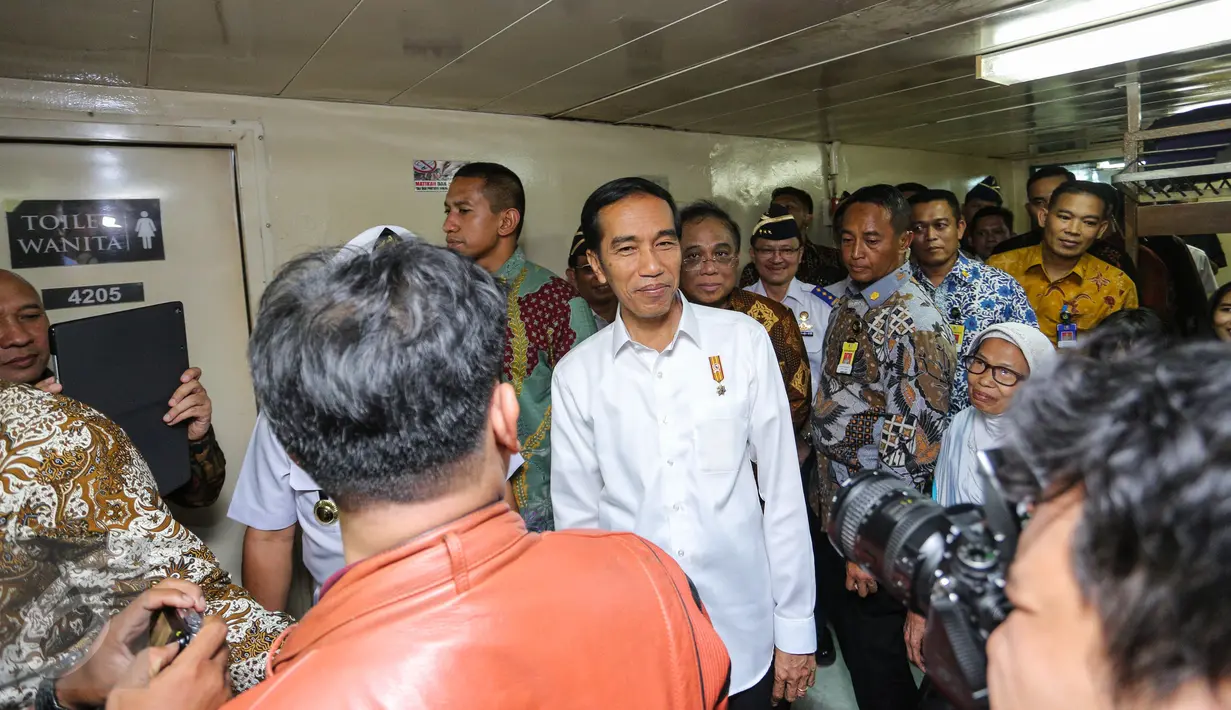 Presiden Jokowi ketika meninjau Kapal Tidar, kapal penumpang kelas ekonomi milik Pelni, di Pelabuhan Tanjung Priok, Jakarta, Rabu (17/6/2015). Kedatangan Jokowi untuk mengecek segala persiapan jelang bulan Ramadan 1436 H ini. (Liputan6.com/Faizal Fanani)