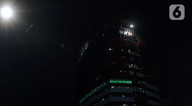 Aktivis Greenpeace menembakkan sinar laser bertuliskan Mosi Tidak Percaya ke gedung Merah Putih KPK, Jakarta, Senin (28/6/2021) malam. Aksi tersebut sebagai bentuk keprihatinan atas upaya pelemahan KPK sejak disahkannya Revisi UU KPK hingga Tes Wawasan Kebangsaan. (Liputan6.com/Helmi Fithriansyah)