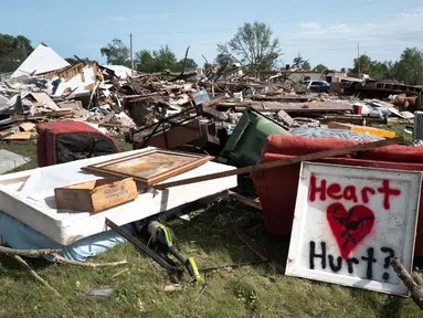 Warga melanjutkan upaya pemulihan dan pembersihan pasca hantaman tornado di Greenfield, Iowa, Kamis (23/5/2024). (SCOTT OLSON/Getty Images North America/Getty Images via AFP)