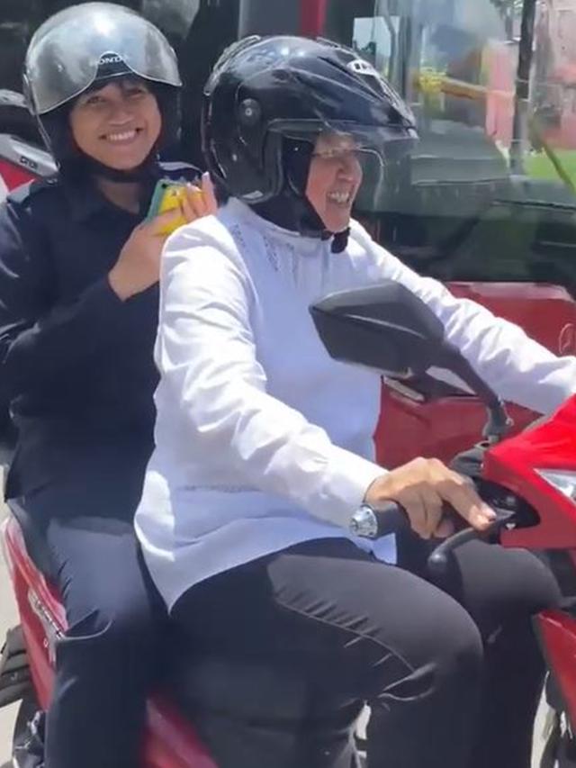 6 Potret Tri Rismaharini Naik Motor Listrik, Kendaraan Dinas Baru