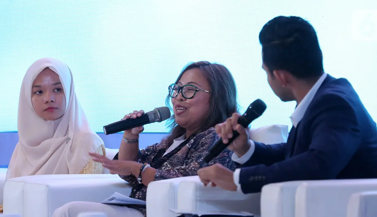 Direktur Eksekutif Plan Indonesia Dini Widiastuti saat menjadi narasumber dalam forum dialog Summit on Girls Getting Equal: Let's Invest in Girls di Jakarta, Selasa (10/12/2019). Isu kesetaraan gender menjadi arus utama dalam pola pikir masyarakat. (Liputan6.com/Fery Pradolo)