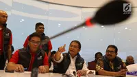 Suasana saat Menkominfo, Rudi Antara (tengah) didampingi Direktur Utama Telkom Indonesia Alex J. Sinaga (kiri) memberi keterangan terkait kerusakan Satelit Telkom 1 di Gedung Merah Putih Telkom, Jakarta, Selasa (5/9). (Liputan6.com/Angga Yuniar)