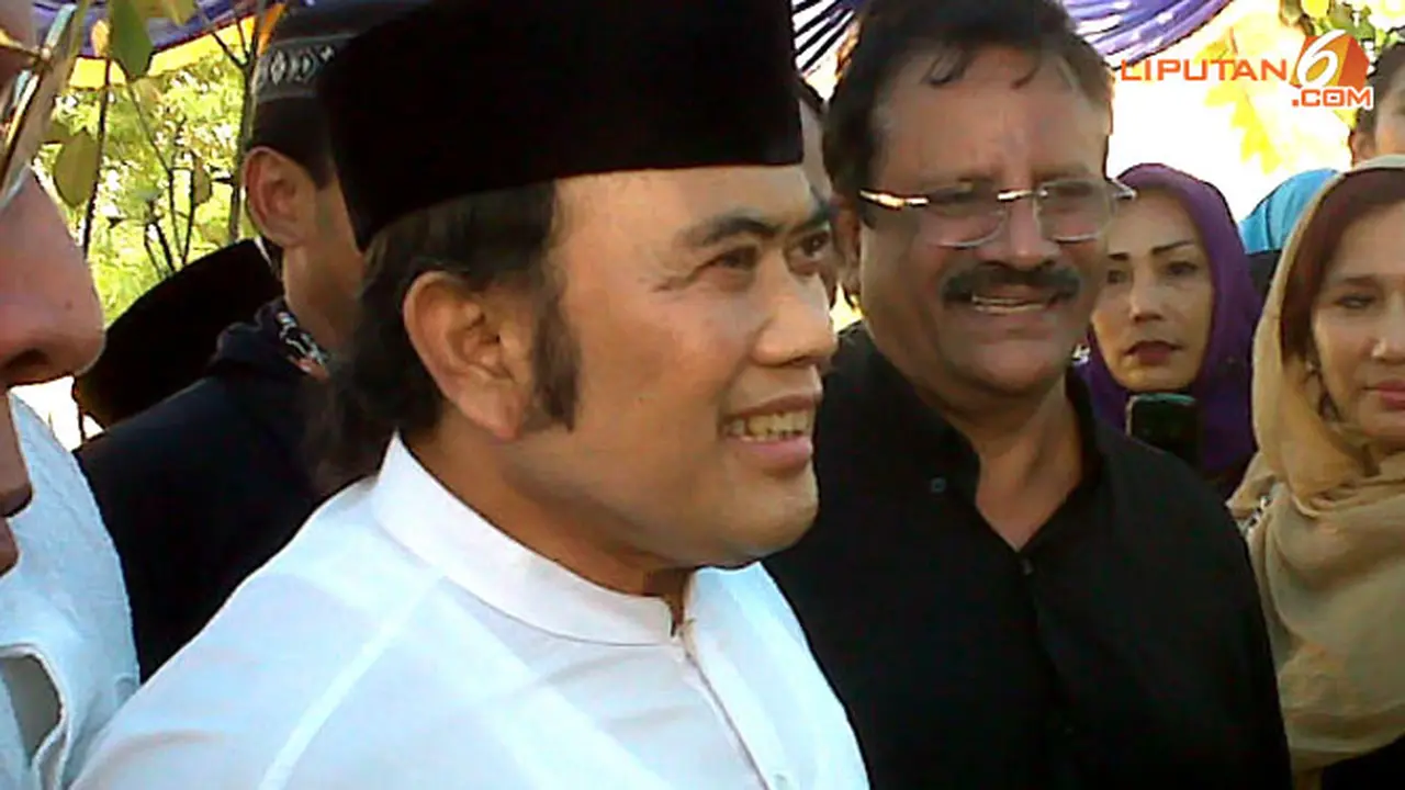 rhoma-irama-peci-hitam-130503b.jpg