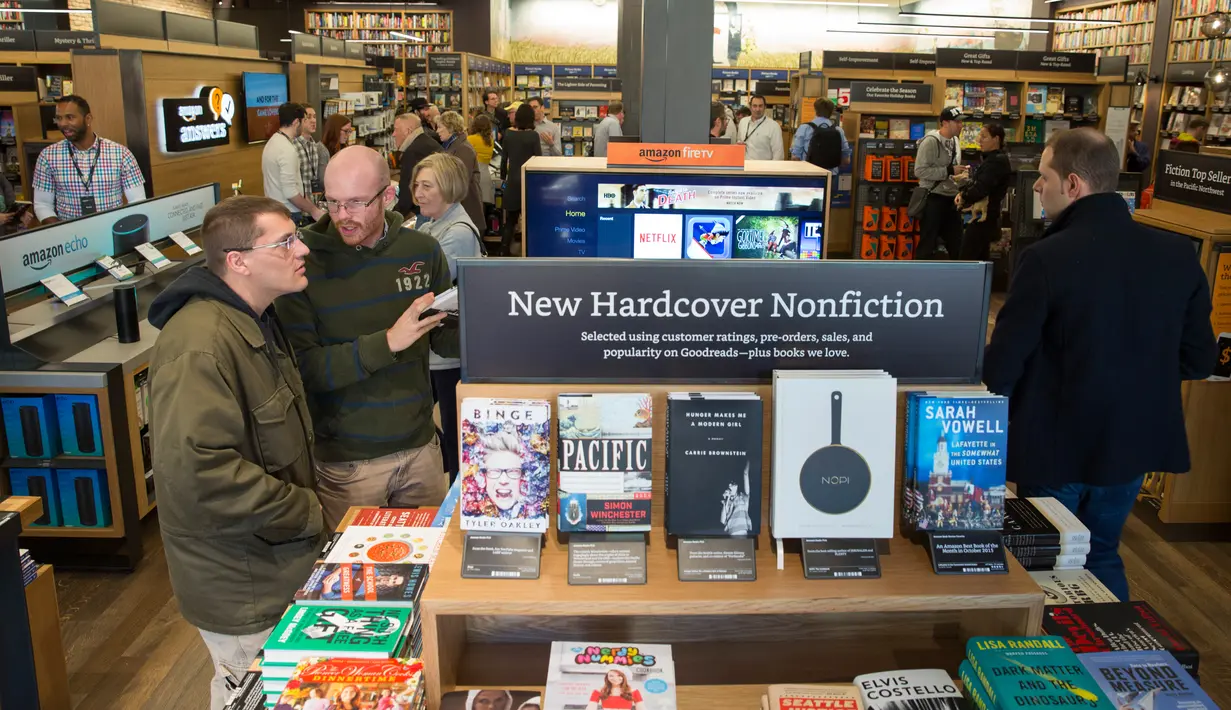 Pelanggan melihat-lihat buku di toko Amazon Books di University Village, Seattle, Washington, Selasa (3/11). Setelah 20 tahun mejual buku secara online, akhirnya Amazon membuka toko buku fisik pertamanya. (AFP Photo/Jason Redmond)
