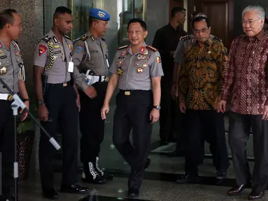 Kapolri Jenderal Tito Karnavian bersama Menhub, Budi Karya Sumadi dan Mendag, Enggartiasto Lukita usai melakukan rapat kordinasi dan teleconference dengan Jajaran Polisi Se Indonesia di Mabes Polri, Jakarta, Selasa (29/11). (Liputan6.com/Johan Tallo)