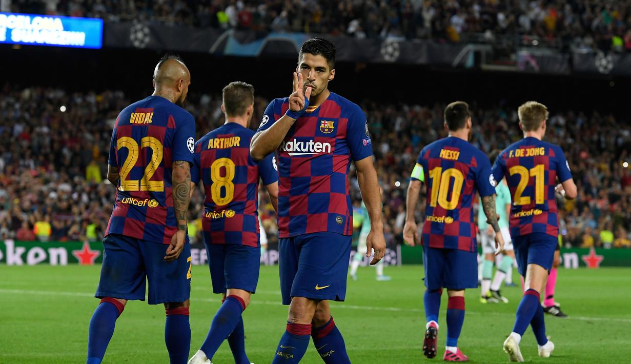 Striker Barcelona, Luis Suarez, merayakan gol yang dicetaknya ke gawang Inter Milan pada laga Liga Champions di Stadion Camp Nou, Barcelona, Rabu (2/10). Barcelona menang 2-1 atas Inter. (AFP/Lluis Gene)