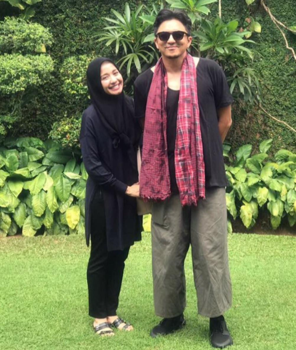 Laudya Cynthia Bella memperkenalkan Engku Emran pada orangtua Bella, Jakarta 12 Juni 2017. (Instagram @iamkumbre)