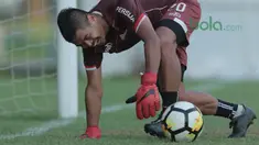 Pemain Persija Jakarta, Bambang Pamungkas mencoba menangkap bola saat berlatih menjadi kiper di Lapangan ABC, Senayan, Jakarta (09/04/2018). Persija akan melawan JDT pada PIala AFC 2018. (Bola.com/Nick Hanoatubun)
