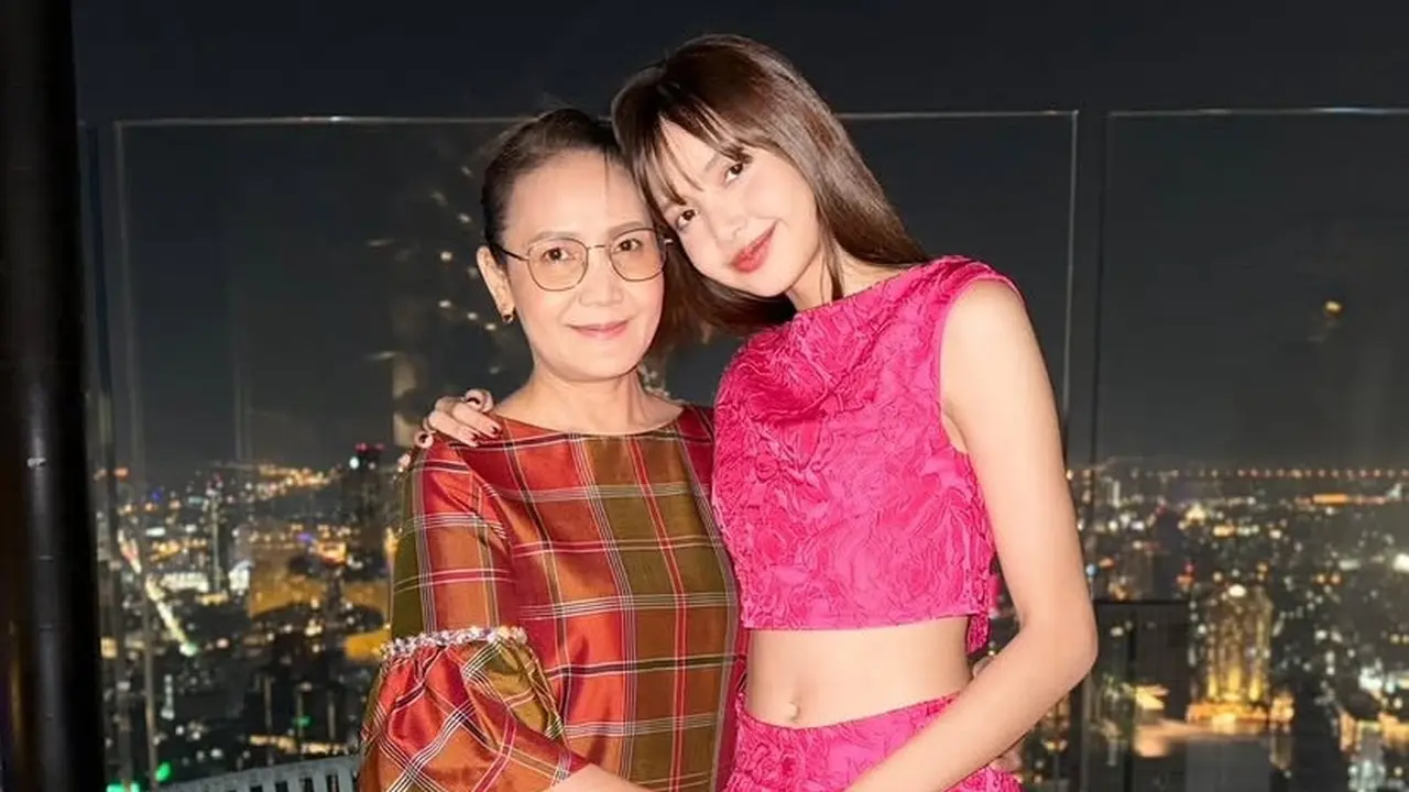 Lisa Blackpink Rayakan Tahun Baru Bersama Keluarga di Thailand
