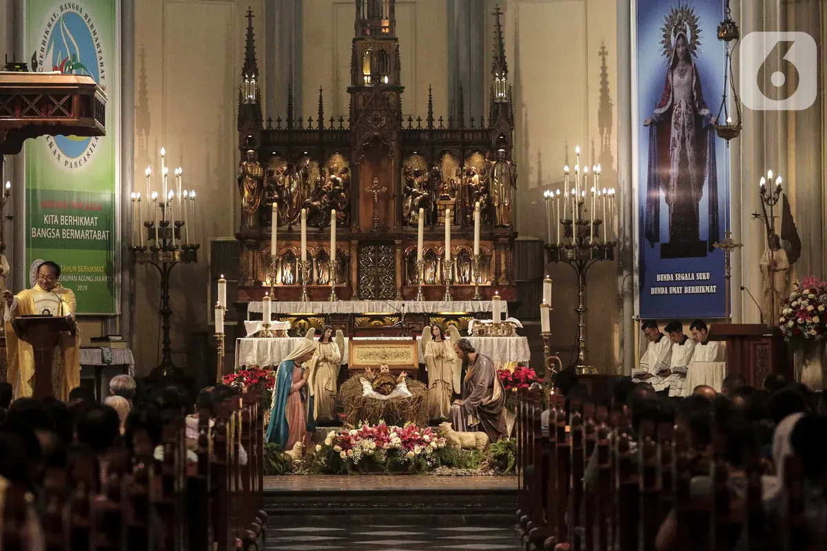 Suasana Khidmat Misa Malam Natal di Gereja Katedral