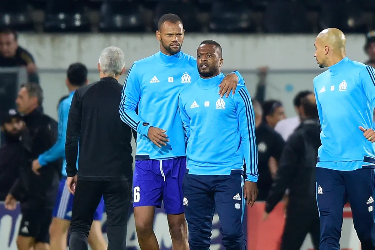 Patrice Evra Tendang Suporter Sendiri