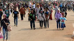 Ribuan pengunjung memadati areal Monumen Nasional, Jakarta, Jumat (1/1/2016). Hari libur tahun baru 2016 dimanfaatkan ribuan warga untuk berwisata di kawasan Monumen Nasional. (Liputan6.com/Helmi Fithriansyah)