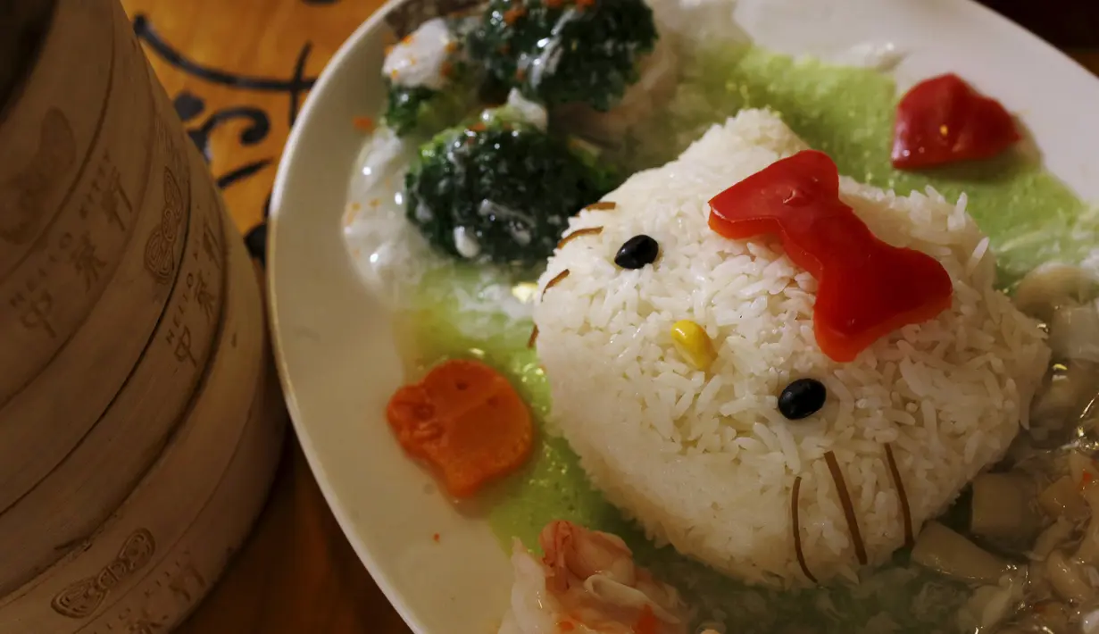 Hidangan nasi yang dihiasi karakter Hello Kitty disajikan dengan saus bayam di restoran di Hong Kong, China, Kamis (21/5/2015). Rencananya, restoran ini akan resmi dibuka pada 1 Juni mendatang.. (REUTERS/Bobby Yip)